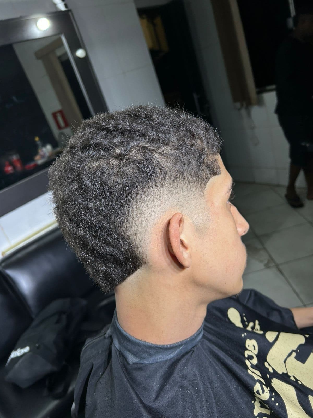 Corte com descoloração platinada e degradê alto